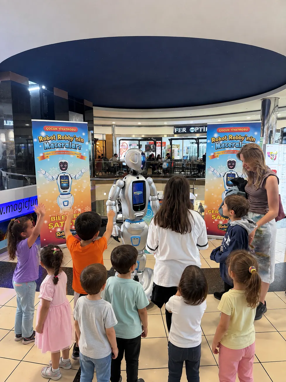 Robot, çocuklarla birlikte etkinlik alanında